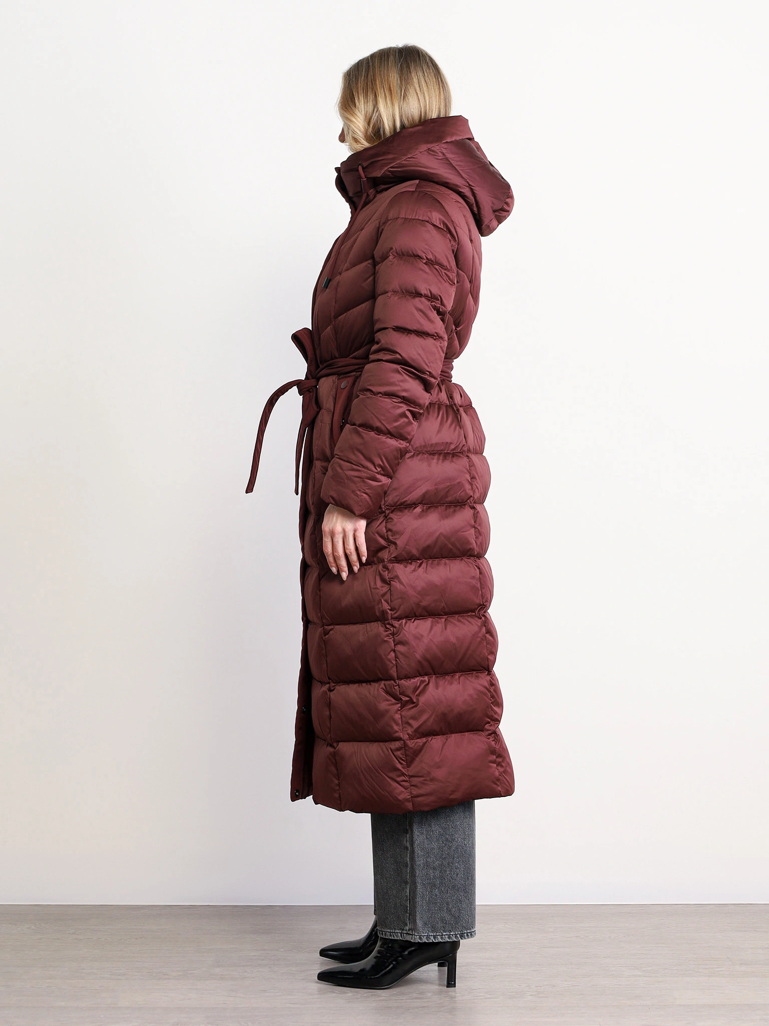 Пуховик бордового цвета с капюшоном